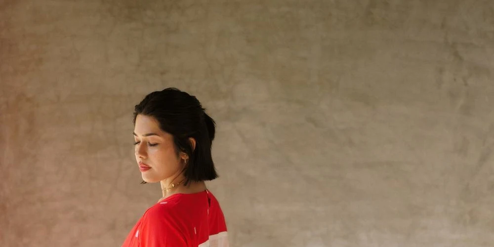 The red dot kurta in afternoon light