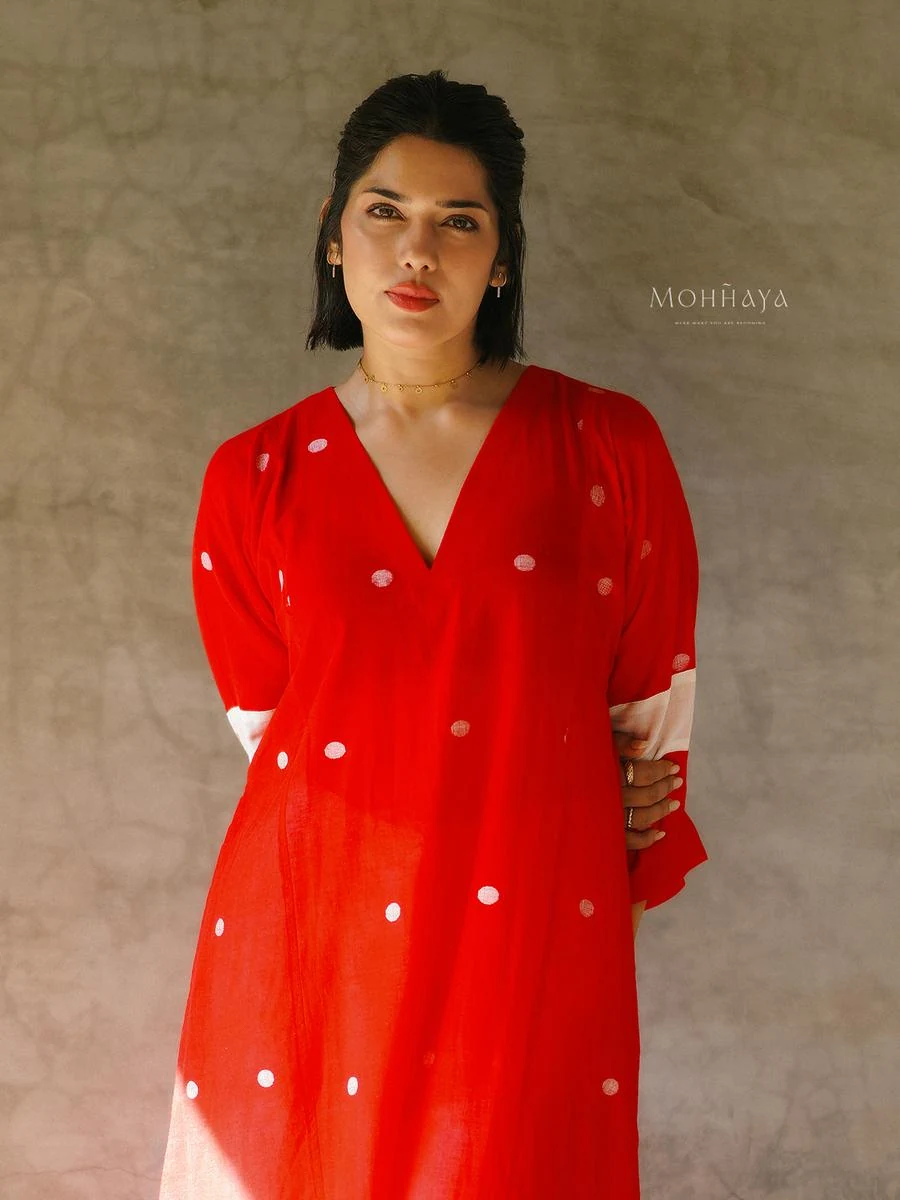 The red dot kurta, close up